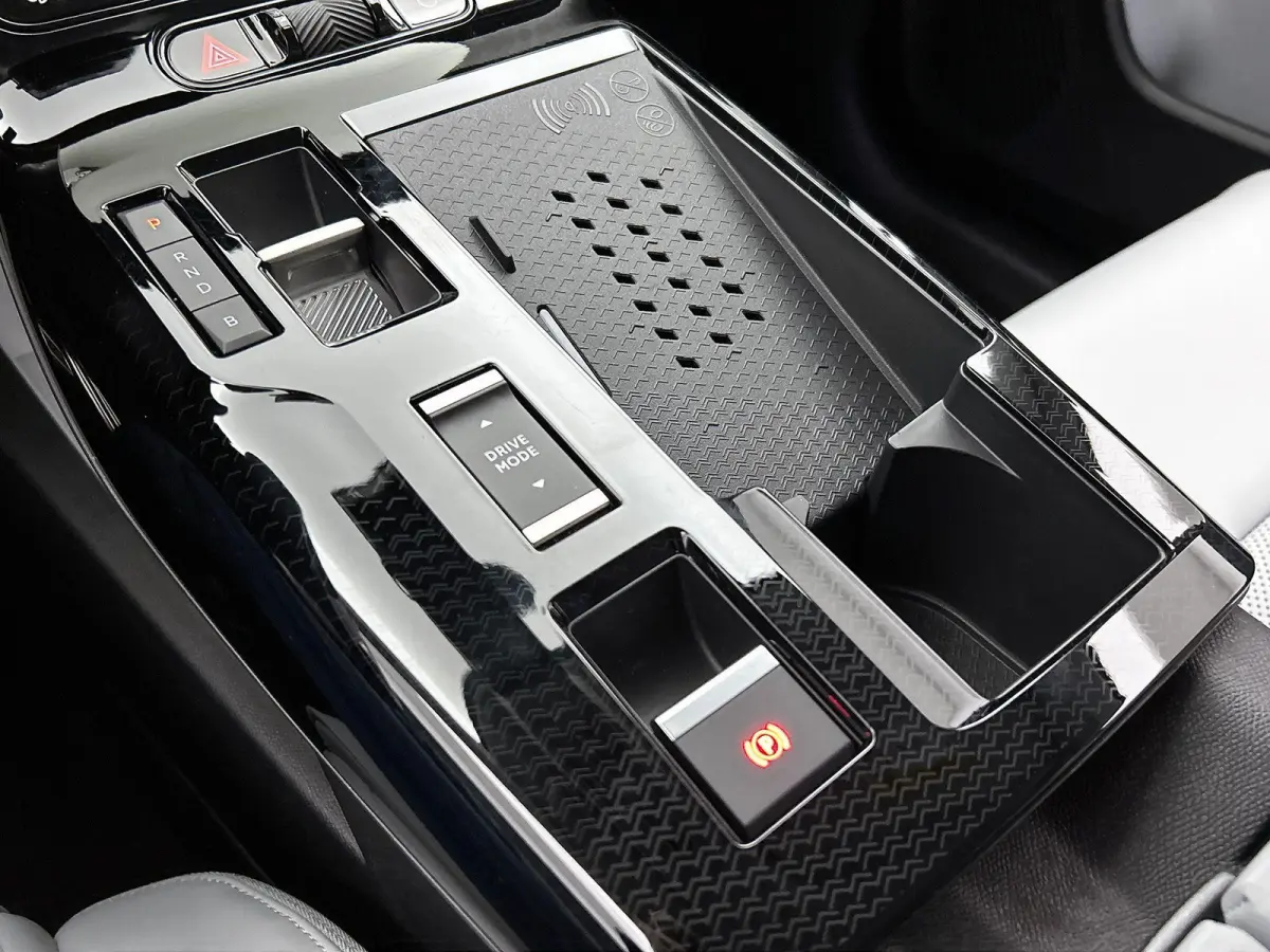 1.6 Plug-In Hybrid 225 Max | Elektrisch Verstelbare Massagestoelen | Dodehoekbewaking | Navigatie | Heads-Up Display | Handsfree Kofferklep | Adaptieve Cruise Control |
