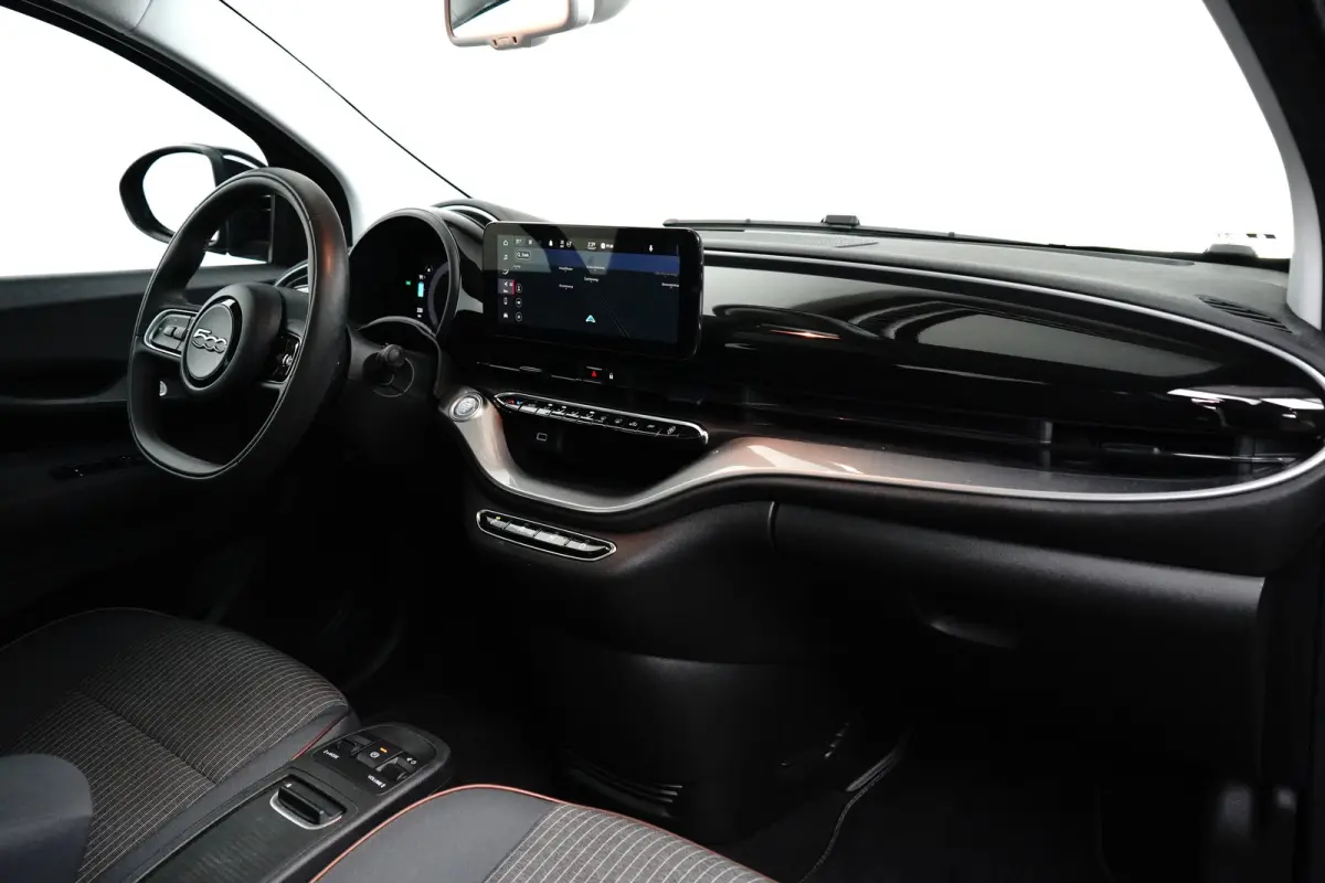 3+1 Icon 42 kWh l Pano Dak l Camera l 17" Velgen l Full LED Dagrij l Navigatie l Cr Control l Dodehoek Waarschuwing l