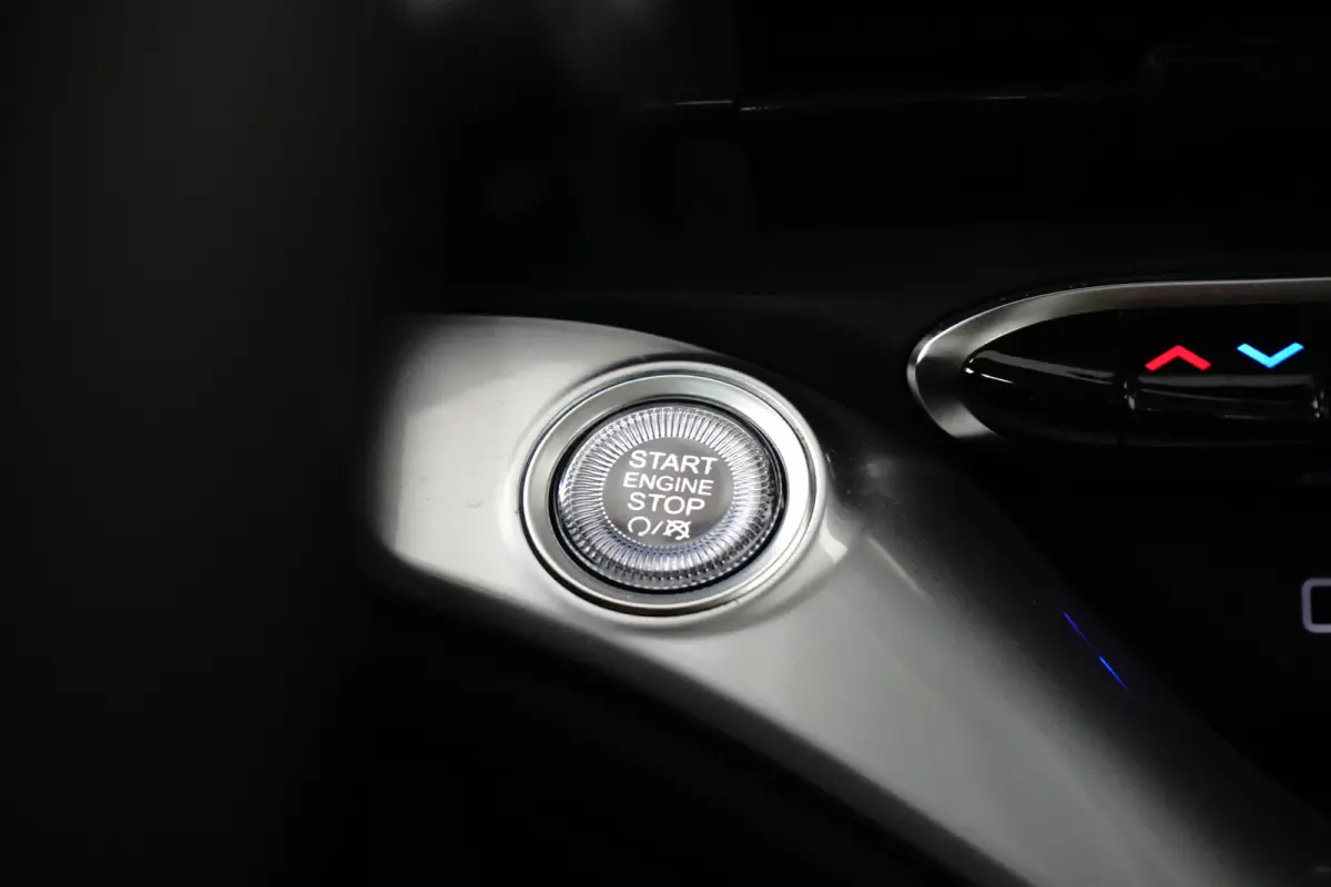 3+1 Icon 42 kWh l Pano Dak l Camera l 17" Velgen l Full LED Dagrij l Navigatie l Cr Control l Dodehoek Waarschuwing l