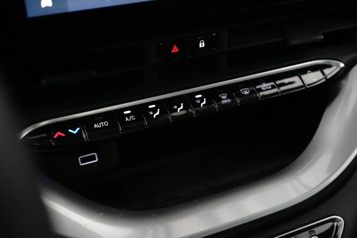 3+1 Icon 42 kWh l Pano Dak l Camera l 17" Velgen l Full LED Dagrij l Navigatie l Cr Control l Dodehoek Waarschuwing l