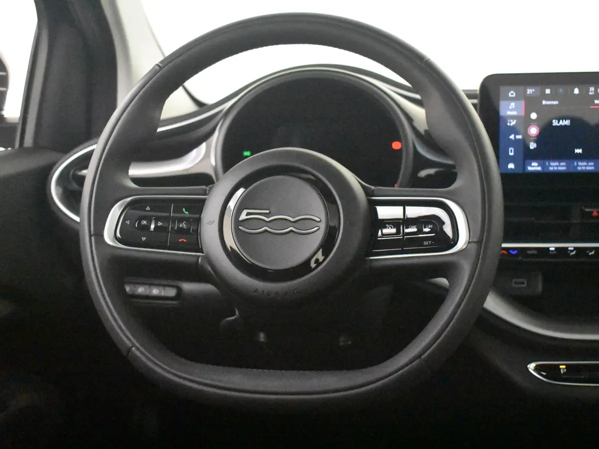3+1 Icon 42 kWh l Pano Dak l Camera l 17" Velgen l Full LED Dagrij l Navigatie l Cr Control l Dodehoek Waarschuwing l
