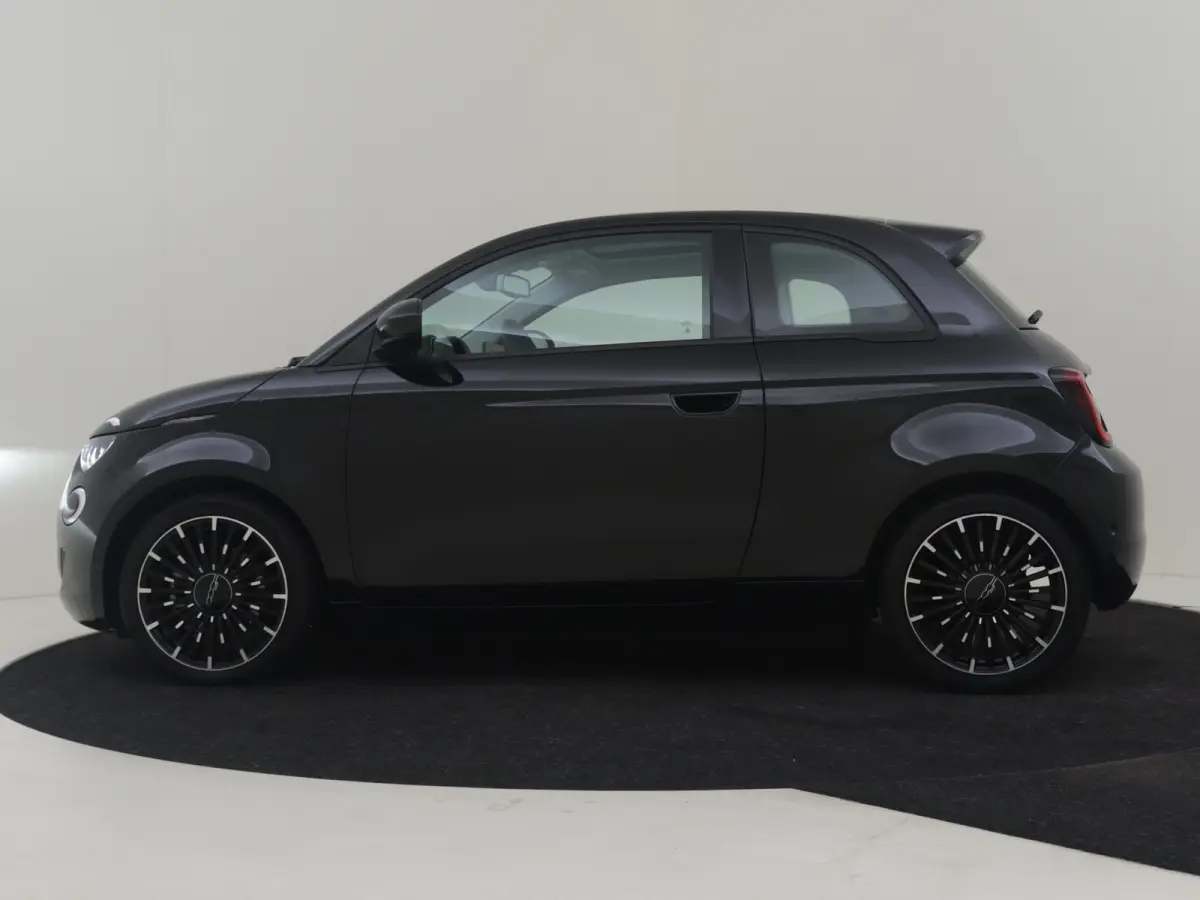 3+1 Icon 42 kWh l Pano Dak l Camera l 17" Velgen l Full LED Dagrij l Navigatie l Cr Control l Dodehoek Waarschuwing l