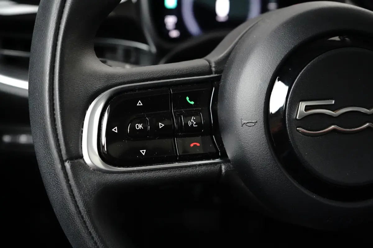 3+1 Icon 42 kWh l Pano Dak l Camera l 17" Velgen l Full LED Dagrij l Navigatie l Cr Control l Dodehoek Waarschuwing l