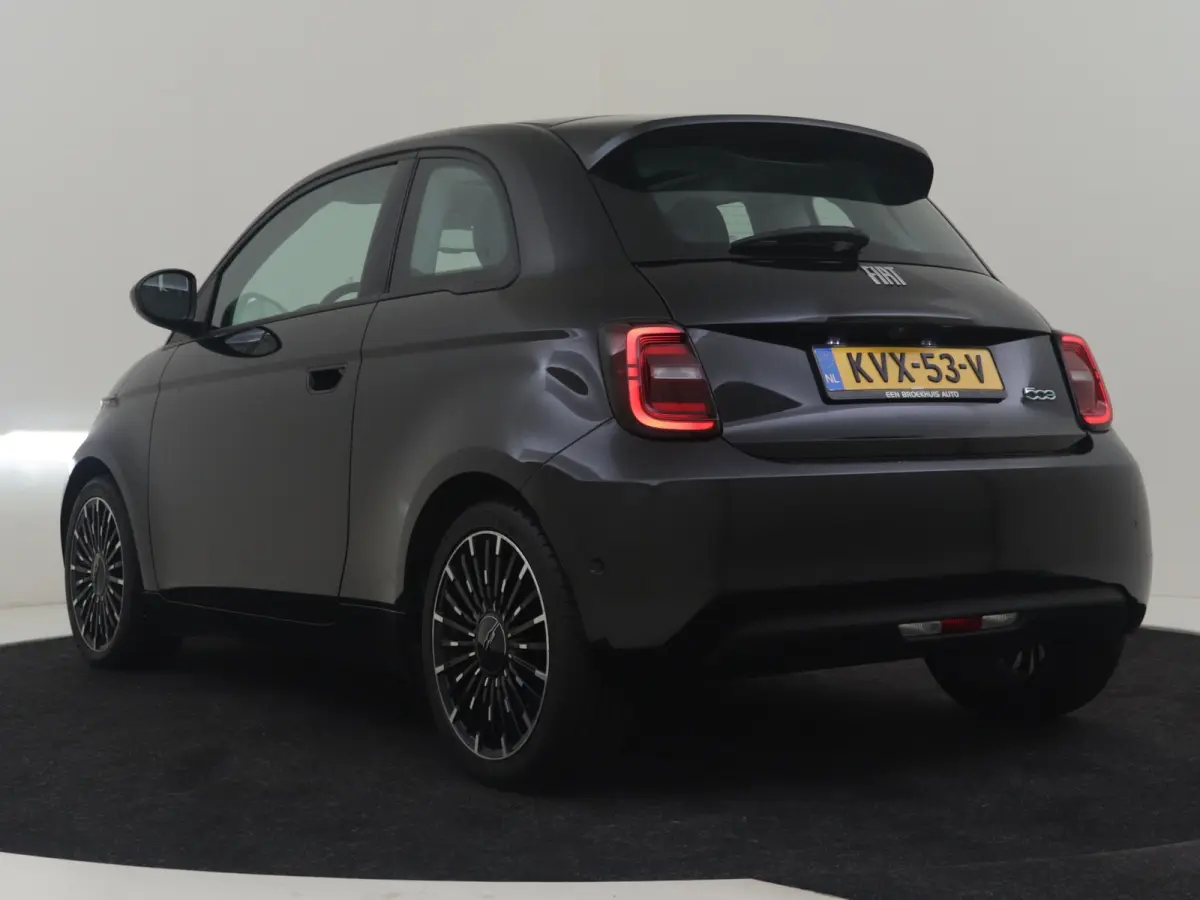3+1 Icon 42 kWh l Pano Dak l Camera l 17" Velgen l Full LED Dagrij l Navigatie l Cr Control l Dodehoek Waarschuwing l