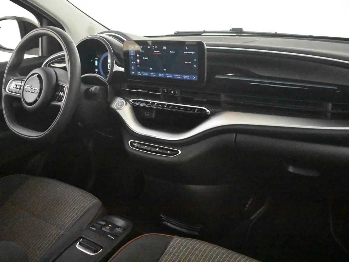 3+1 Icon 42 kWh l Pano Dak l Camera l 17" Velgen l Full LED Dagrij l Navigatie l Cr Control l Dodehoek Waarschuwing l