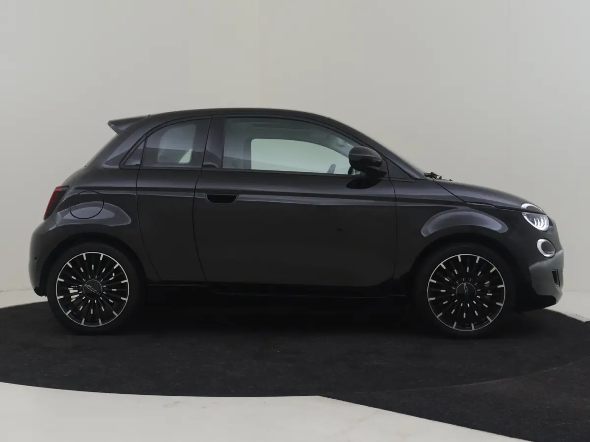 3+1 Icon 42 kWh l Pano Dak l Camera l 17" Velgen l Full LED Dagrij l Navigatie l Cr Control l Dodehoek Waarschuwing l