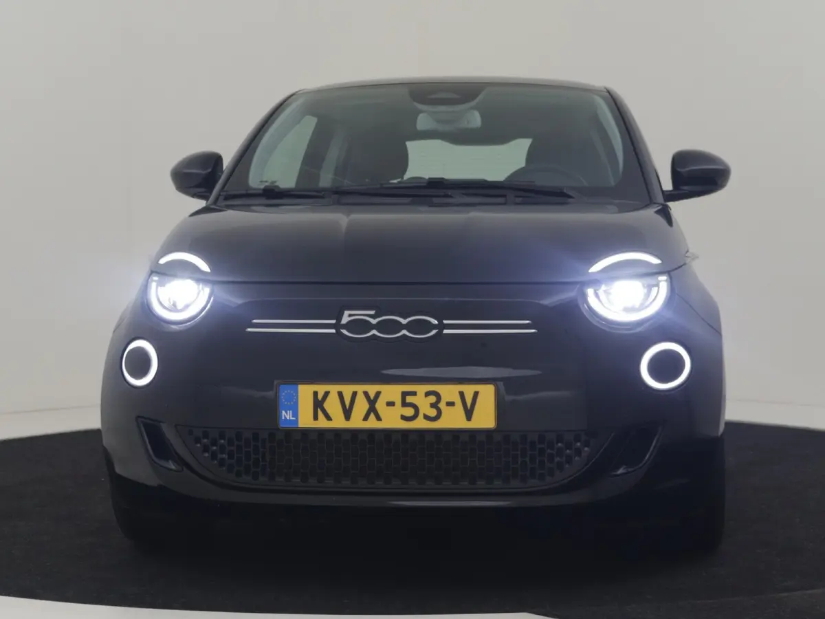 3+1 Icon 42 kWh l Pano Dak l Camera l 17" Velgen l Full LED Dagrij l Navigatie l Cr Control l Dodehoek Waarschuwing l
