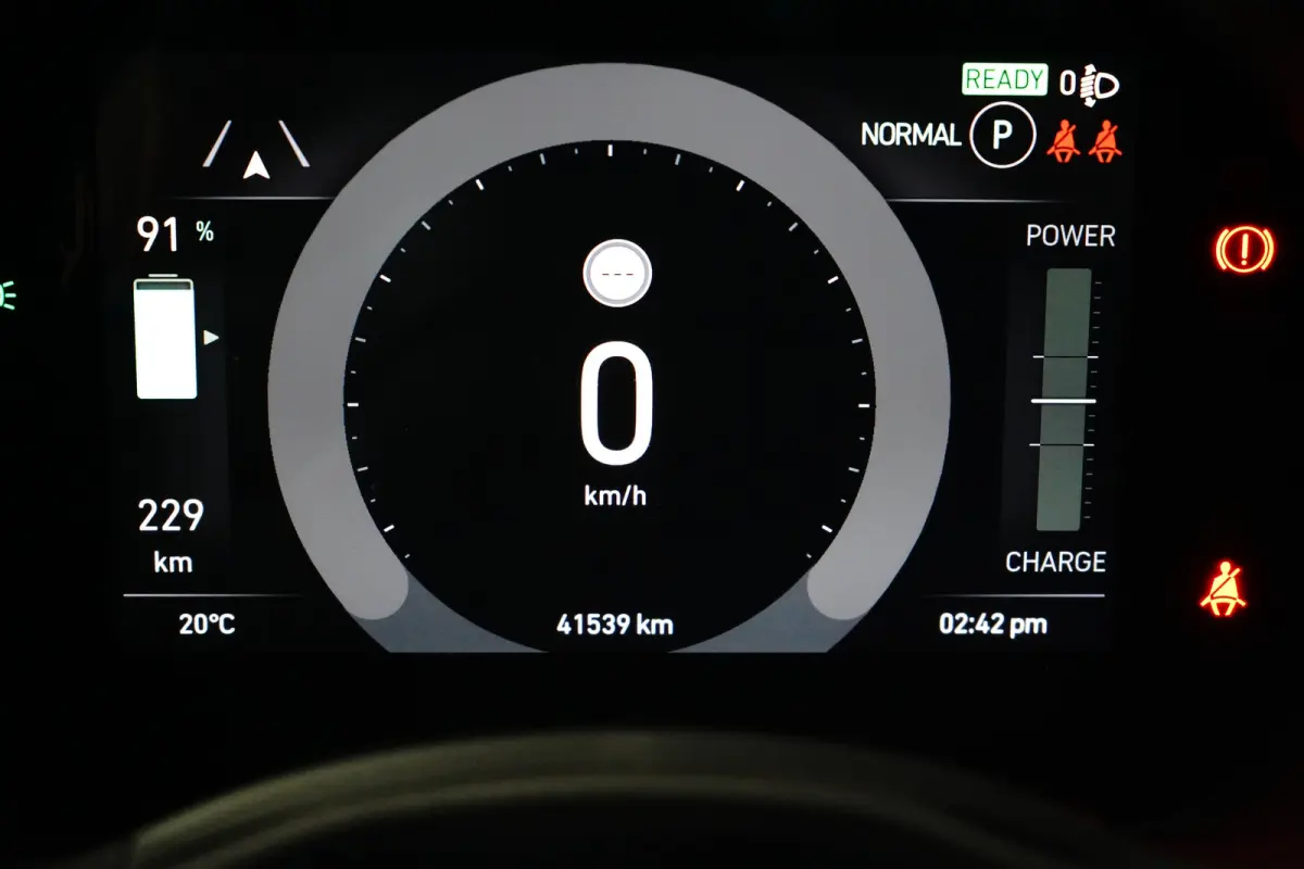 3+1 Icon 42 kWh l Pano Dak l Camera l 17" Velgen l Full LED Dagrij l Navigatie l Cr Control l Dodehoek Waarschuwing l