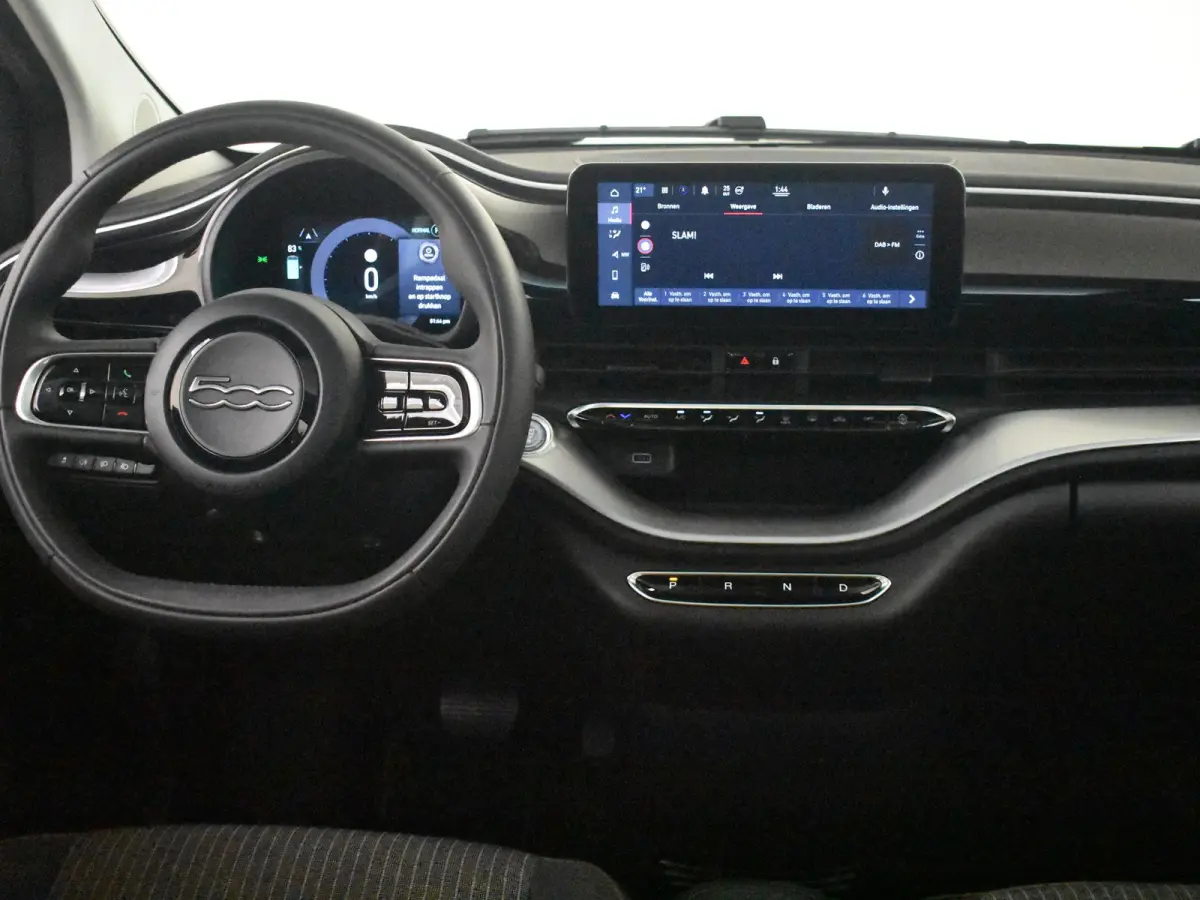 3+1 Icon 42 kWh l Pano Dak l Camera l 17" Velgen l Full LED Dagrij l Navigatie l Cr Control l Dodehoek Waarschuwing l