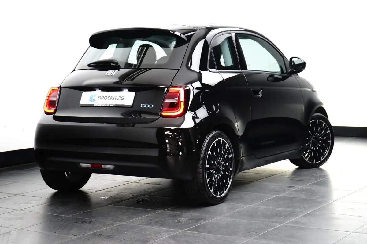 3+1 Icon 42 kWh l Pano Dak l Camera l 17" Velgen l Full LED Dagrij l Navigatie l Cr Control l Dodehoek Waarschuwing l