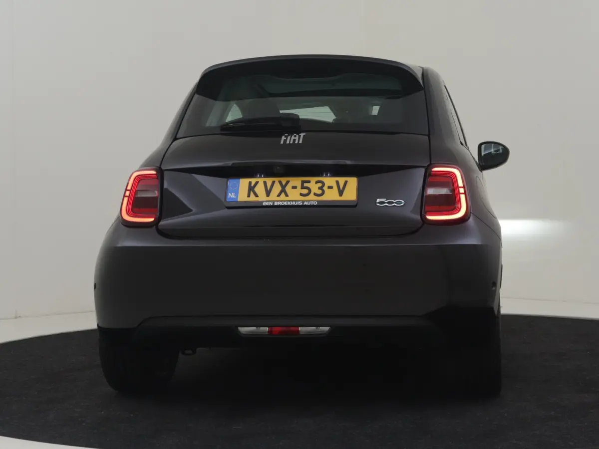 3+1 Icon 42 kWh l Pano Dak l Camera l 17" Velgen l Full LED Dagrij l Navigatie l Cr Control l Dodehoek Waarschuwing l