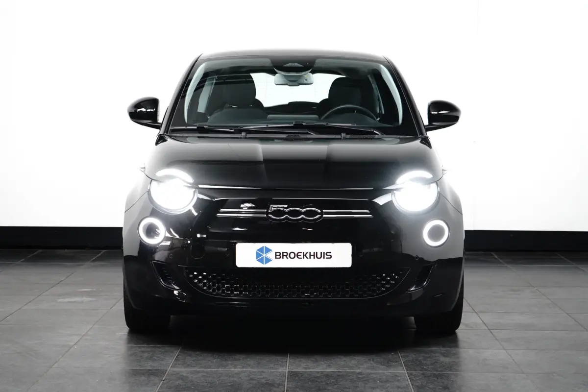 3+1 Icon 42 kWh l Pano Dak l Camera l 17" Velgen l Full LED Dagrij l Navigatie l Cr Control l Dodehoek Waarschuwing l