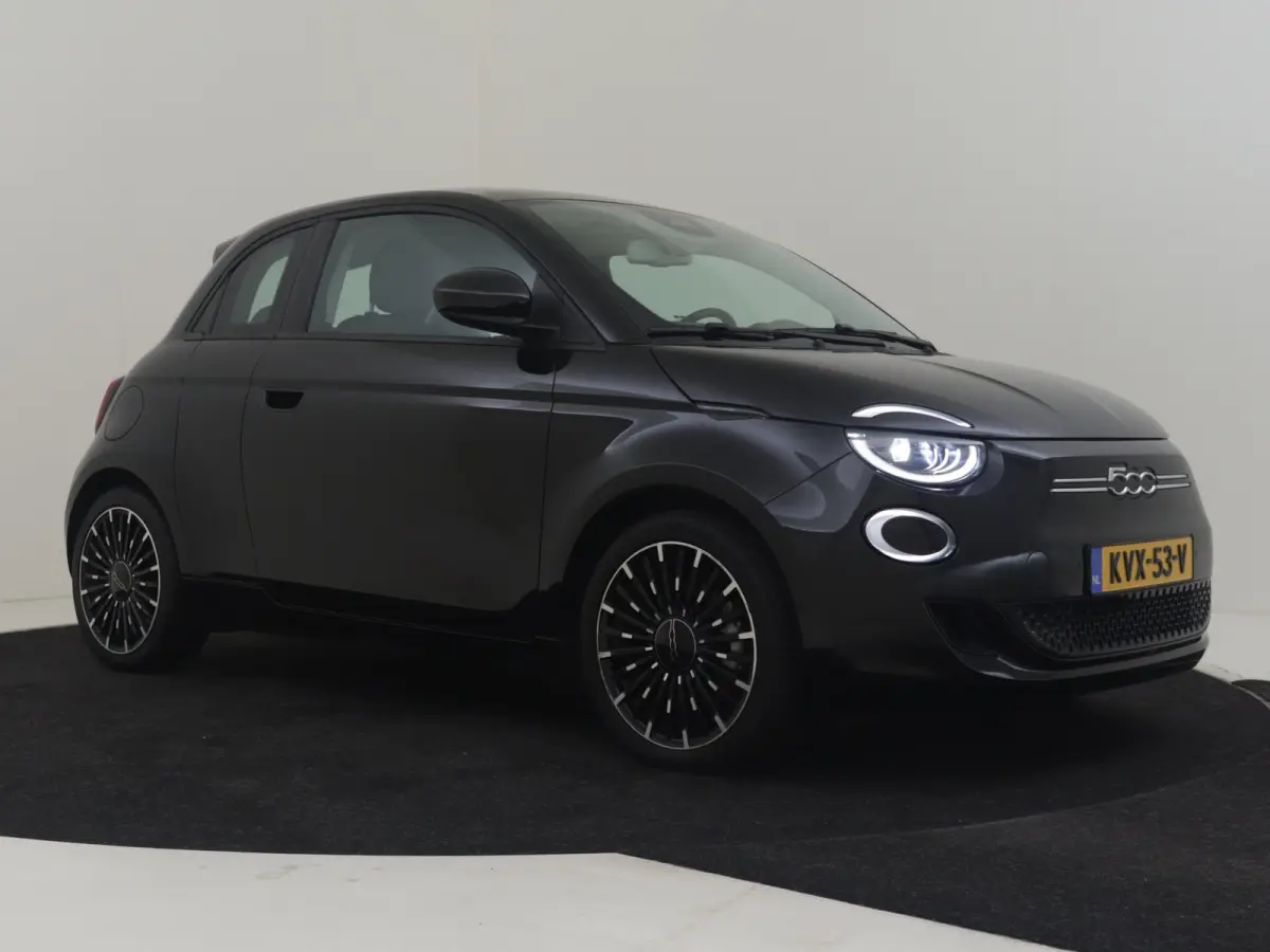 3+1 Icon 42 kWh l Pano Dak l Camera l 17" Velgen l Full LED Dagrij l Navigatie l Cr Control l Dodehoek Waarschuwing l