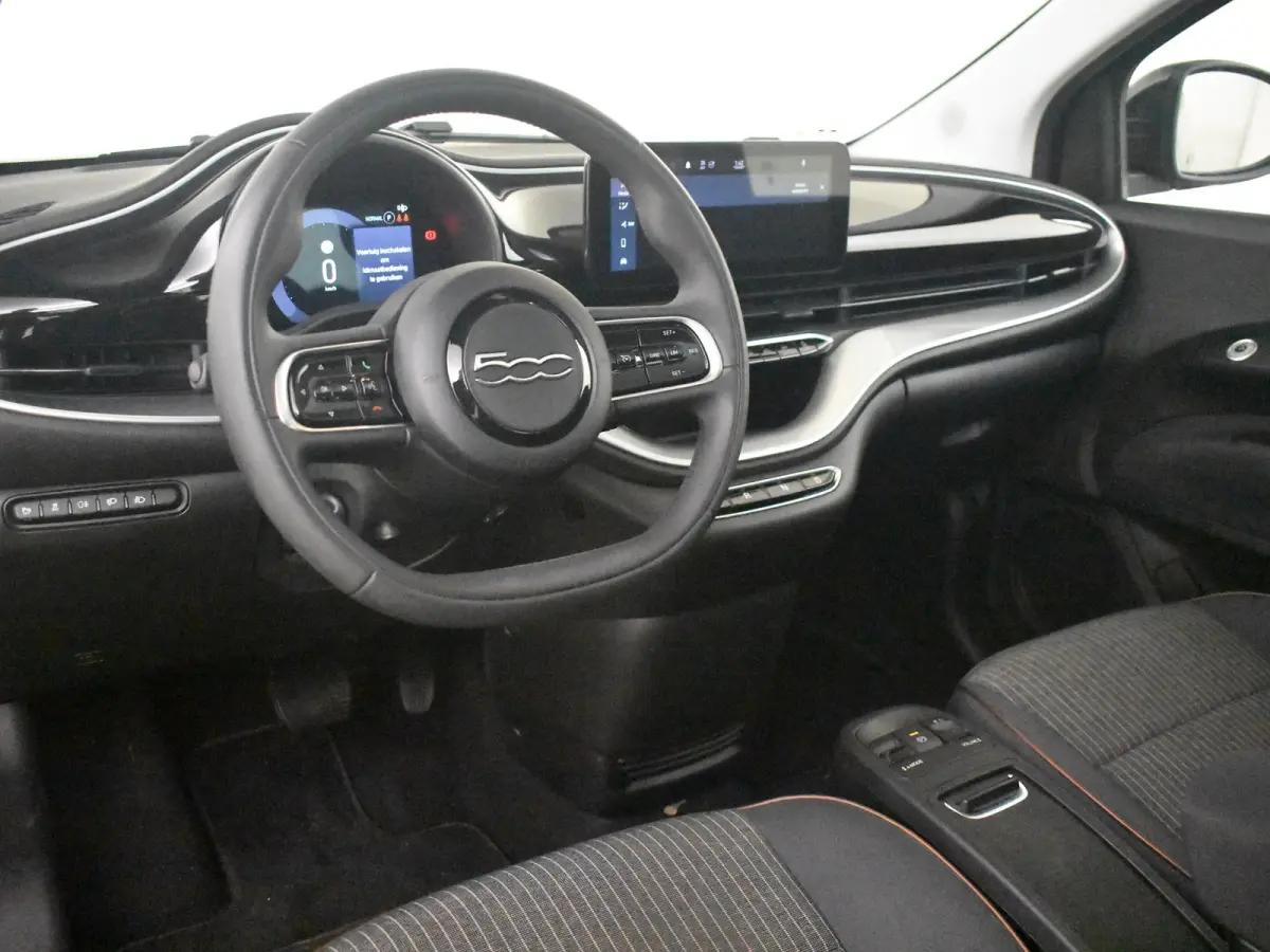 3+1 Icon 42 kWh l Pano Dak l Camera l 17" Velgen l Full LED Dagrij l Navigatie l Cr Control l Dodehoek Waarschuwing l
