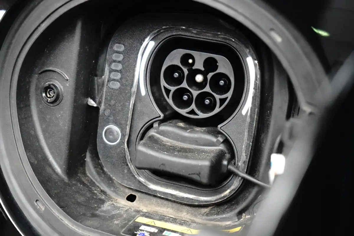 3+1 Icon 42 kWh l Pano Dak l Camera l 17" Velgen l Full LED Dagrij l Navigatie l Cr Control l Dodehoek Waarschuwing l