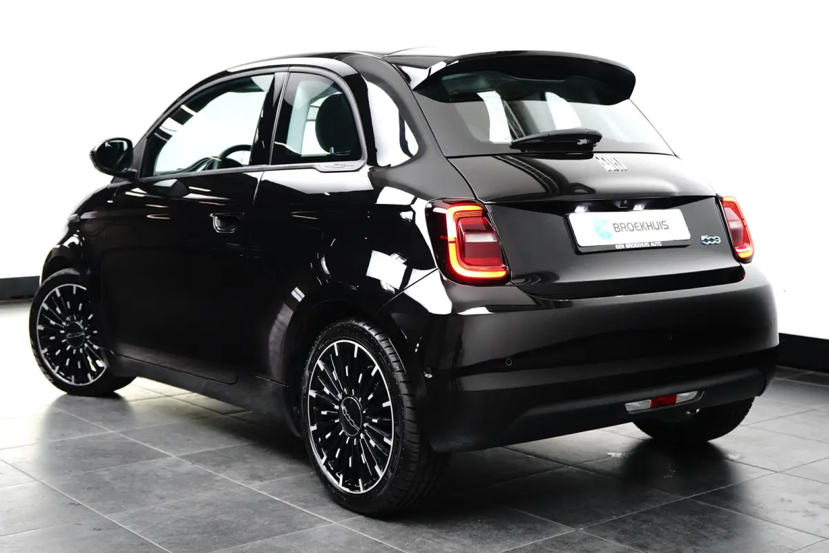 3+1 Icon 42 kWh l Pano Dak l Camera l 17" Velgen l Full LED Dagrij l Navigatie l Cr Control l Dodehoek Waarschuwing l