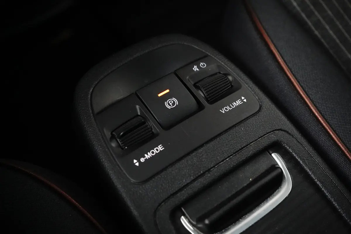 3+1 Icon 42 kWh l Pano Dak l Camera l 17" Velgen l Full LED Dagrij l Navigatie l Cr Control l Dodehoek Waarschuwing l