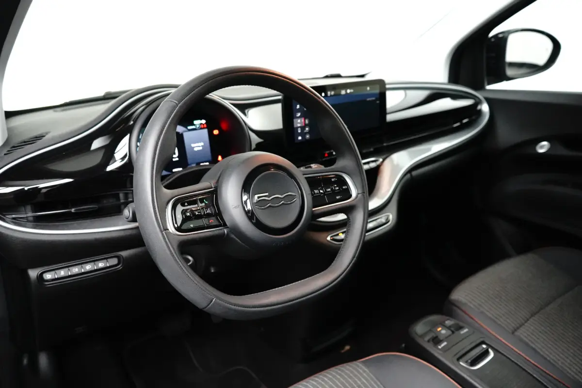 3+1 Icon 42 kWh l Pano Dak l Camera l 17" Velgen l Full LED Dagrij l Navigatie l Cr Control l Dodehoek Waarschuwing l