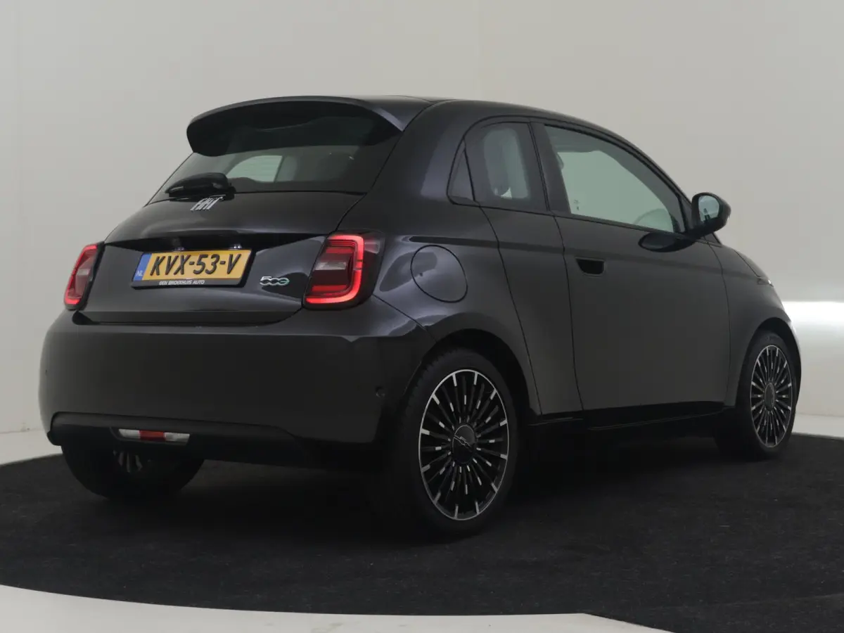 3+1 Icon 42 kWh l Pano Dak l Camera l 17" Velgen l Full LED Dagrij l Navigatie l Cr Control l Dodehoek Waarschuwing l