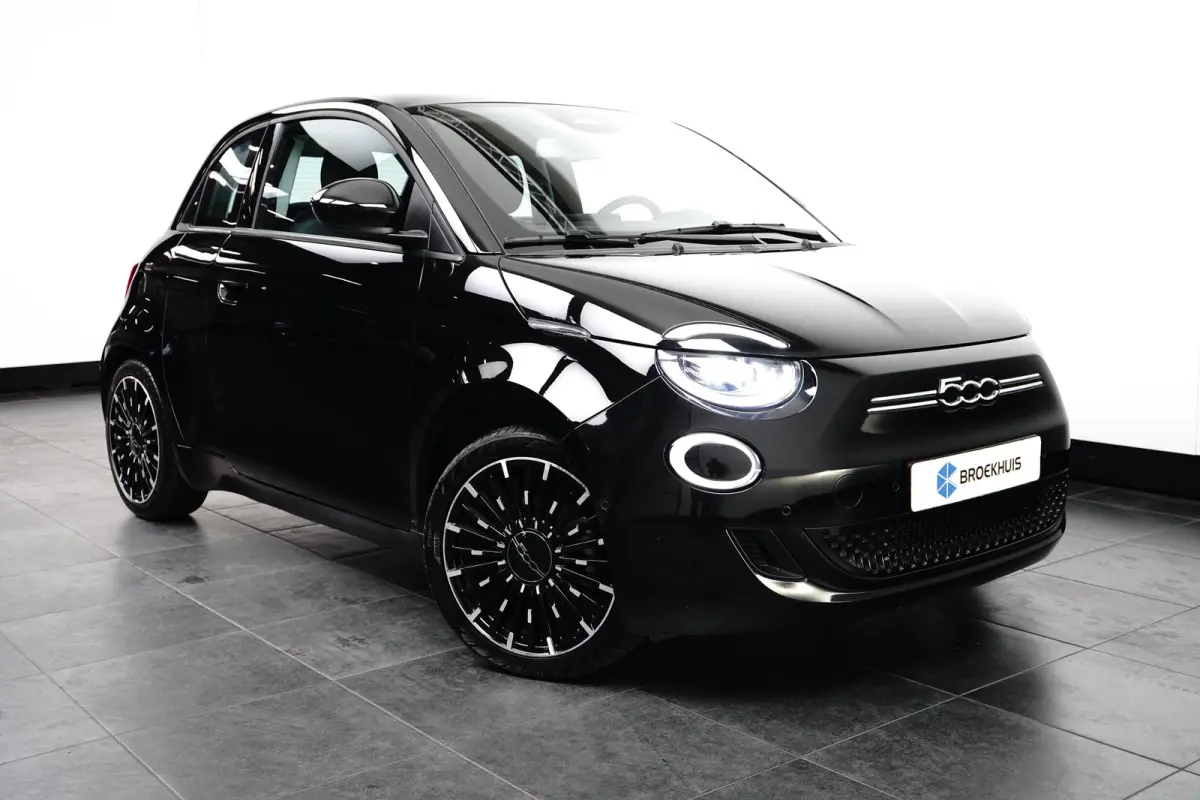3+1 Icon 42 kWh l Pano Dak l Camera l 17" Velgen l Full LED Dagrij l Navigatie l Cr Control l Dodehoek Waarschuwing l