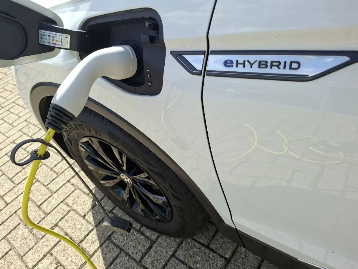 1.4 TSI eHybrid LIFE PHEV * Navigatiesysteem * Parkeercamera * Elektrische achterklep *