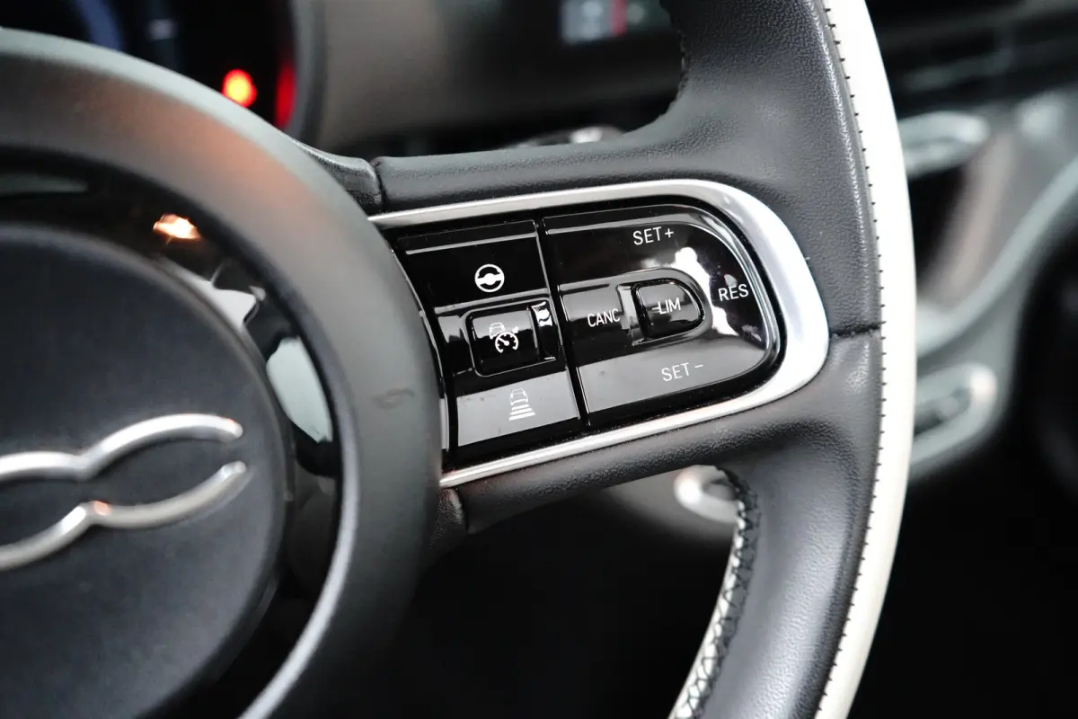 La Prima 42 kWh l Leder l 17" l Adaptive Cr Control l Stuurverwarming l Cabrio! l Navigatie l Side Assist l