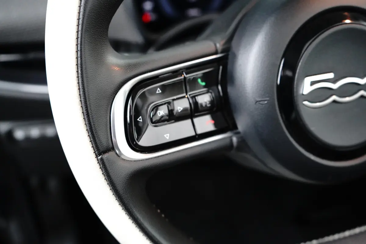 La Prima 42 kWh l Leder l 17" l Adaptive Cr Control l Stuurverwarming l Cabrio! l Navigatie l Side Assist l