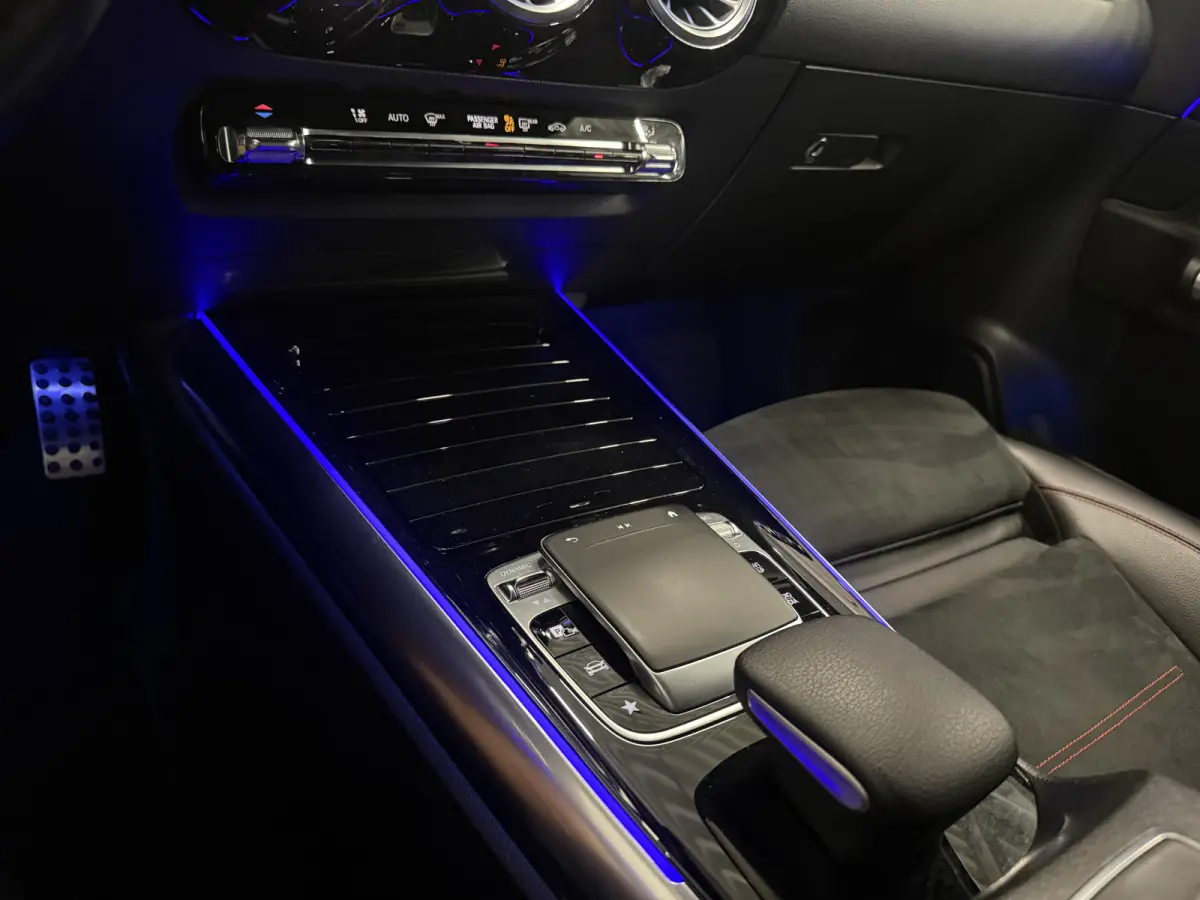 200 AMG aut. 58.889KM/PANO/TREKHAAK/MEMORY/LED/CAMERA/CARBON/18" AMG/AMG-SPORT-STOELEN/DODE-HOEK/LANE-ASSIST/EL.A.KLEP/PRIVACY/DONKERE-HEMEL/NIGHT-PAKKET/IRIDIUM-SILVER/UNIEKE AUTO,ABSOLUTE 