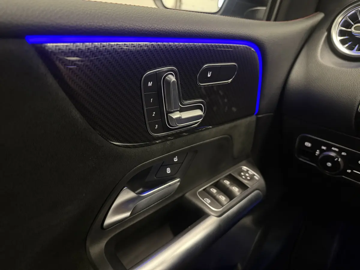 200 AMG aut. 58.889KM/PANO/TREKHAAK/MEMORY/LED/CAMERA/CARBON/18" AMG/AMG-SPORT-STOELEN/DODE-HOEK/LANE-ASSIST/EL.A.KLEP/PRIVACY/DONKERE-HEMEL/NIGHT-PAKKET/IRIDIUM-SILVER/UNIEKE AUTO,ABSOLUTE 