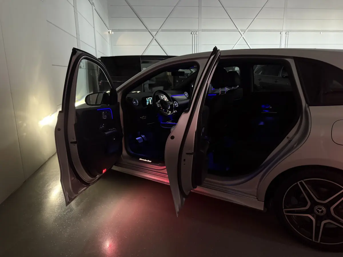 200 AMG aut. 58.889KM/PANO/TREKHAAK/MEMORY/LED/CAMERA/CARBON/18" AMG/AMG-SPORT-STOELEN/DODE-HOEK/LANE-ASSIST/EL.A.KLEP/PRIVACY/DONKERE-HEMEL/NIGHT-PAKKET/IRIDIUM-SILVER/UNIEKE AUTO,ABSOLUTE 
