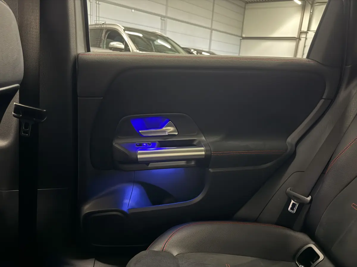 200 AMG aut. 58.889KM/PANO/TREKHAAK/MEMORY/LED/CAMERA/CARBON/18" AMG/AMG-SPORT-STOELEN/DODE-HOEK/LANE-ASSIST/EL.A.KLEP/PRIVACY/DONKERE-HEMEL/NIGHT-PAKKET/IRIDIUM-SILVER/UNIEKE AUTO,ABSOLUTE 