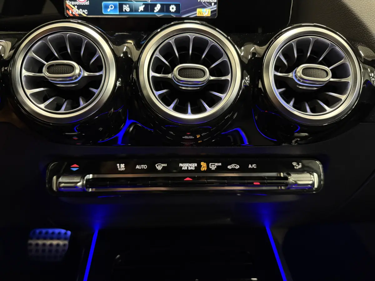 200 AMG aut. 58.889KM/PANO/TREKHAAK/MEMORY/LED/CAMERA/CARBON/18" AMG/AMG-SPORT-STOELEN/DODE-HOEK/LANE-ASSIST/EL.A.KLEP/PRIVACY/DONKERE-HEMEL/NIGHT-PAKKET/IRIDIUM-SILVER/UNIEKE AUTO,ABSOLUTE 