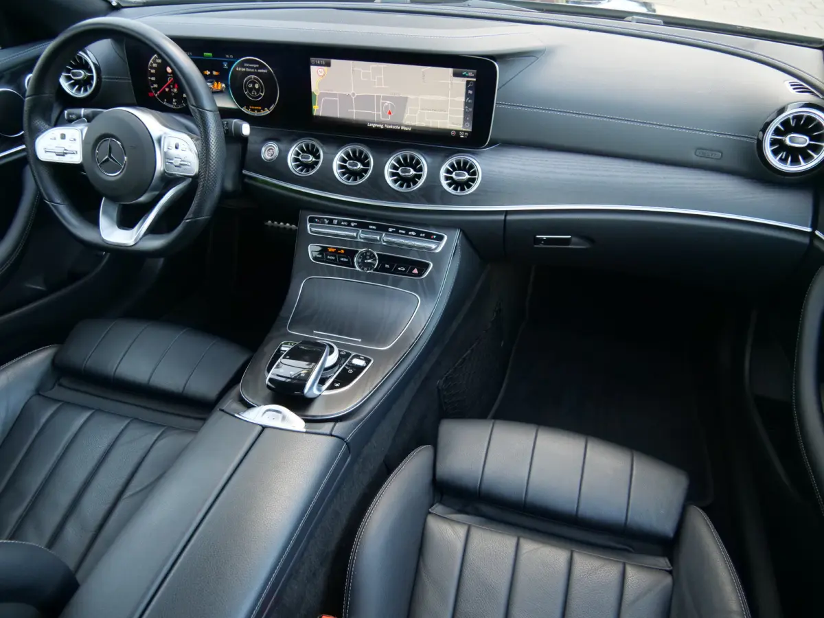 300 Sport Edition 258 Pk Automaat AMG Styling / Navi / DAB / Apple Carplay / Camera / 19 inch / Leer