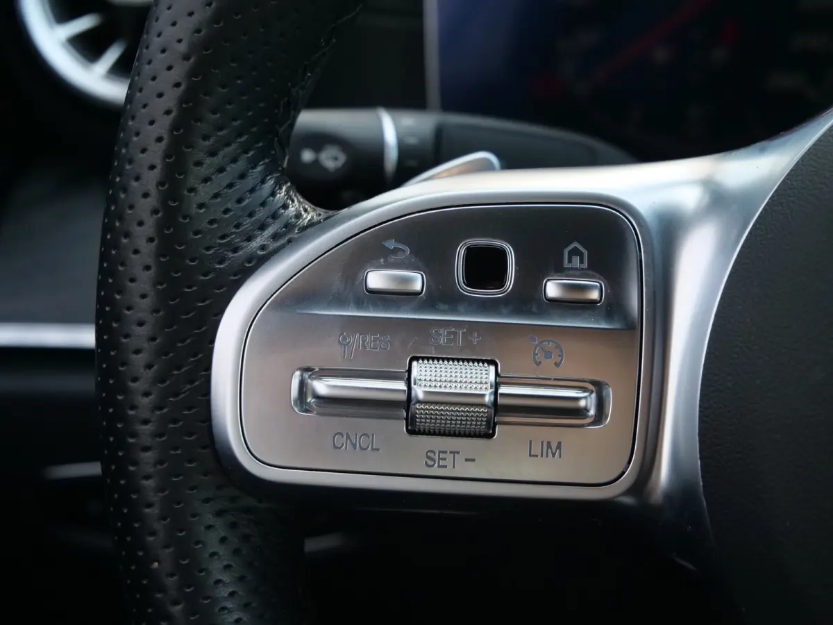 300 Sport Edition 258 Pk Automaat AMG Styling / Navi / DAB / Apple Carplay / Camera / 19 inch / Leer