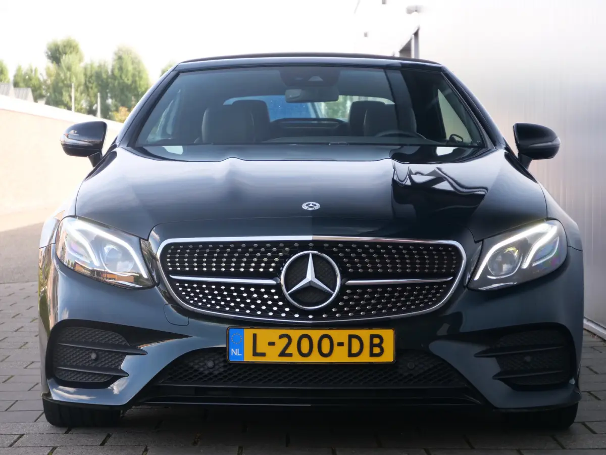 300 Sport Edition 258 Pk Automaat AMG Styling / Navi / DAB / Apple Carplay / Camera / 19 inch / Leer