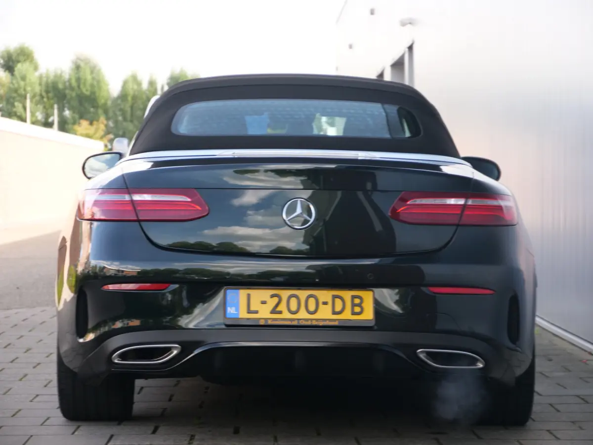 300 Sport Edition 258 Pk Automaat AMG Styling / Navi / DAB / Apple Carplay / Camera / 19 inch / Leer