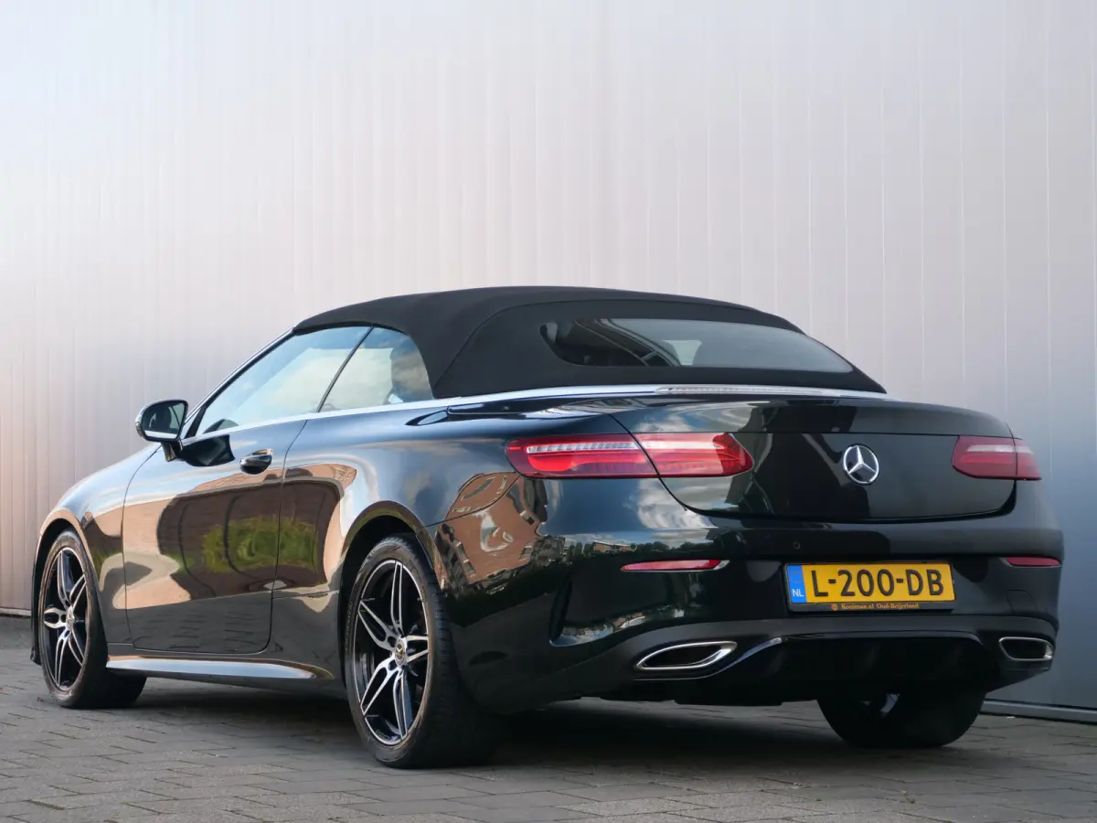 300 Sport Edition 258 Pk Automaat AMG Styling / Navi / DAB / Apple Carplay / Camera / 19 inch / Leer