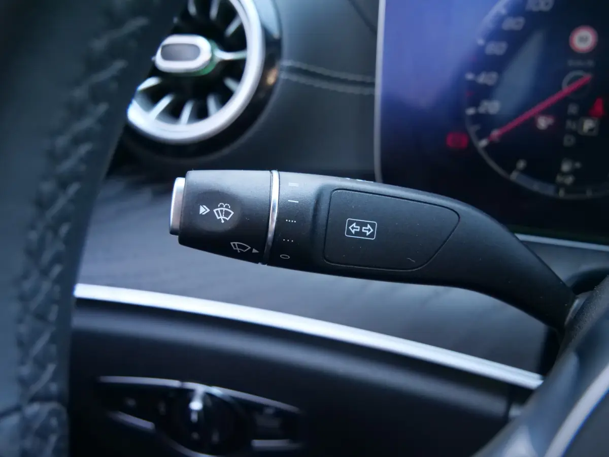 300 Sport Edition 258 Pk Automaat AMG Styling / Navi / DAB / Apple Carplay / Camera / 19 inch / Leer
