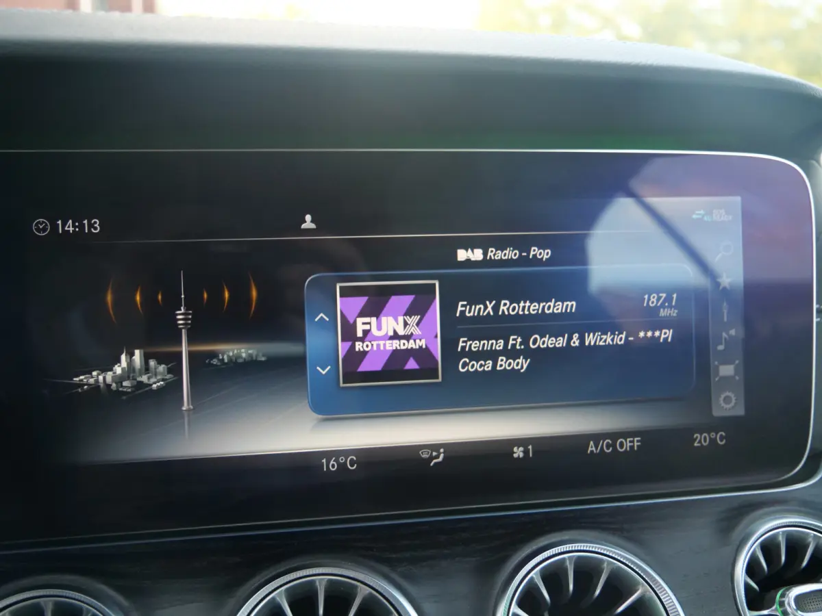 300 Sport Edition 258 Pk Automaat AMG Styling / Navi / DAB / Apple Carplay / Camera / 19 inch / Leer