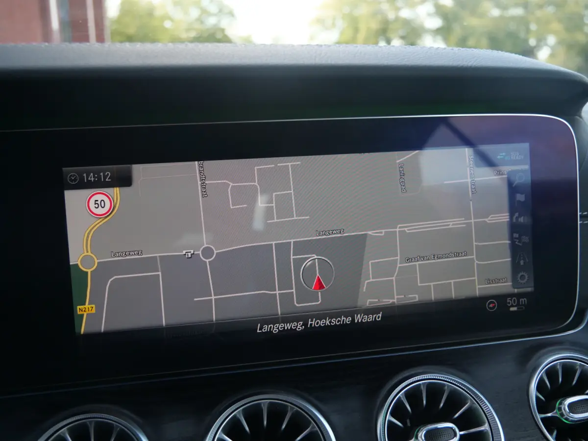 300 Sport Edition 258 Pk Automaat AMG Styling / Navi / DAB / Apple Carplay / Camera / 19 inch / Leer