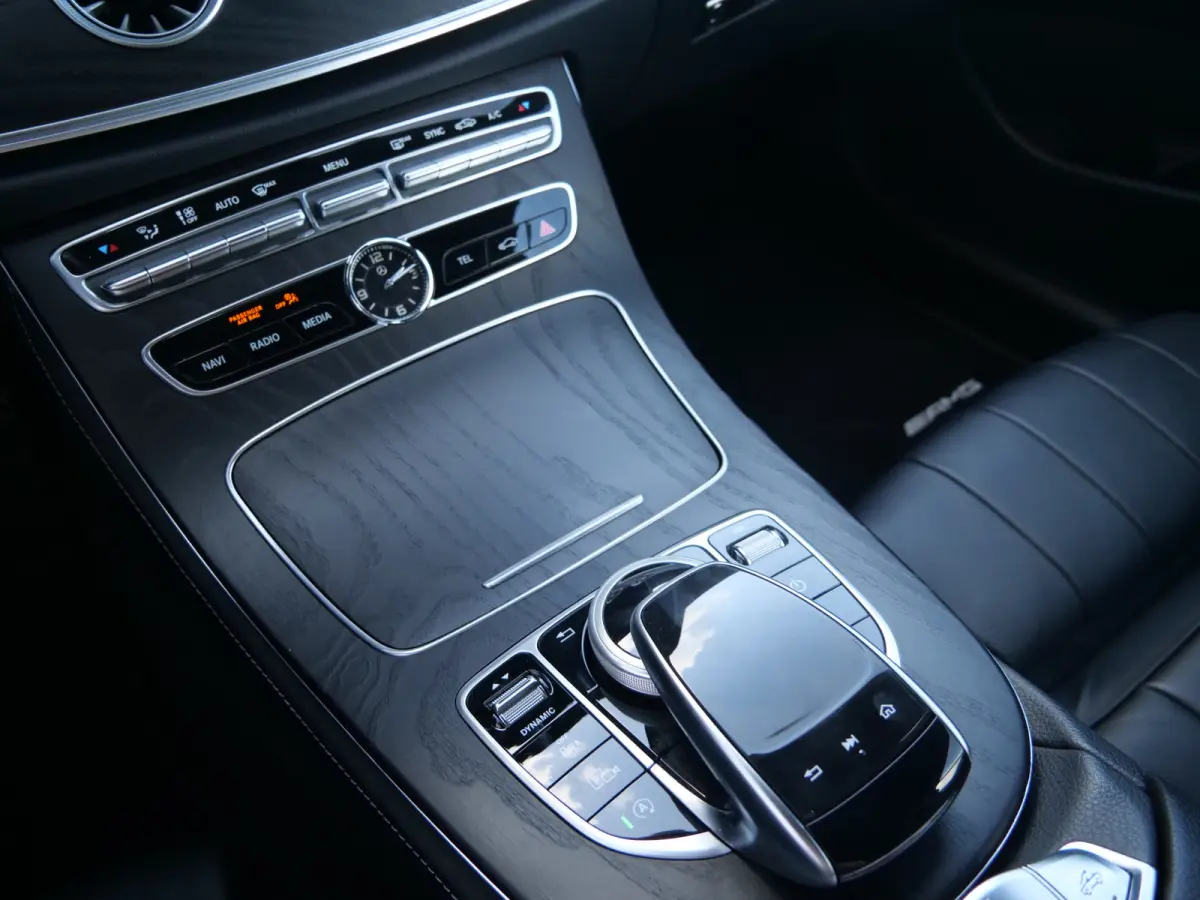 300 Sport Edition 258 Pk Automaat AMG Styling / Navi / DAB / Apple Carplay / Camera / 19 inch / Leer