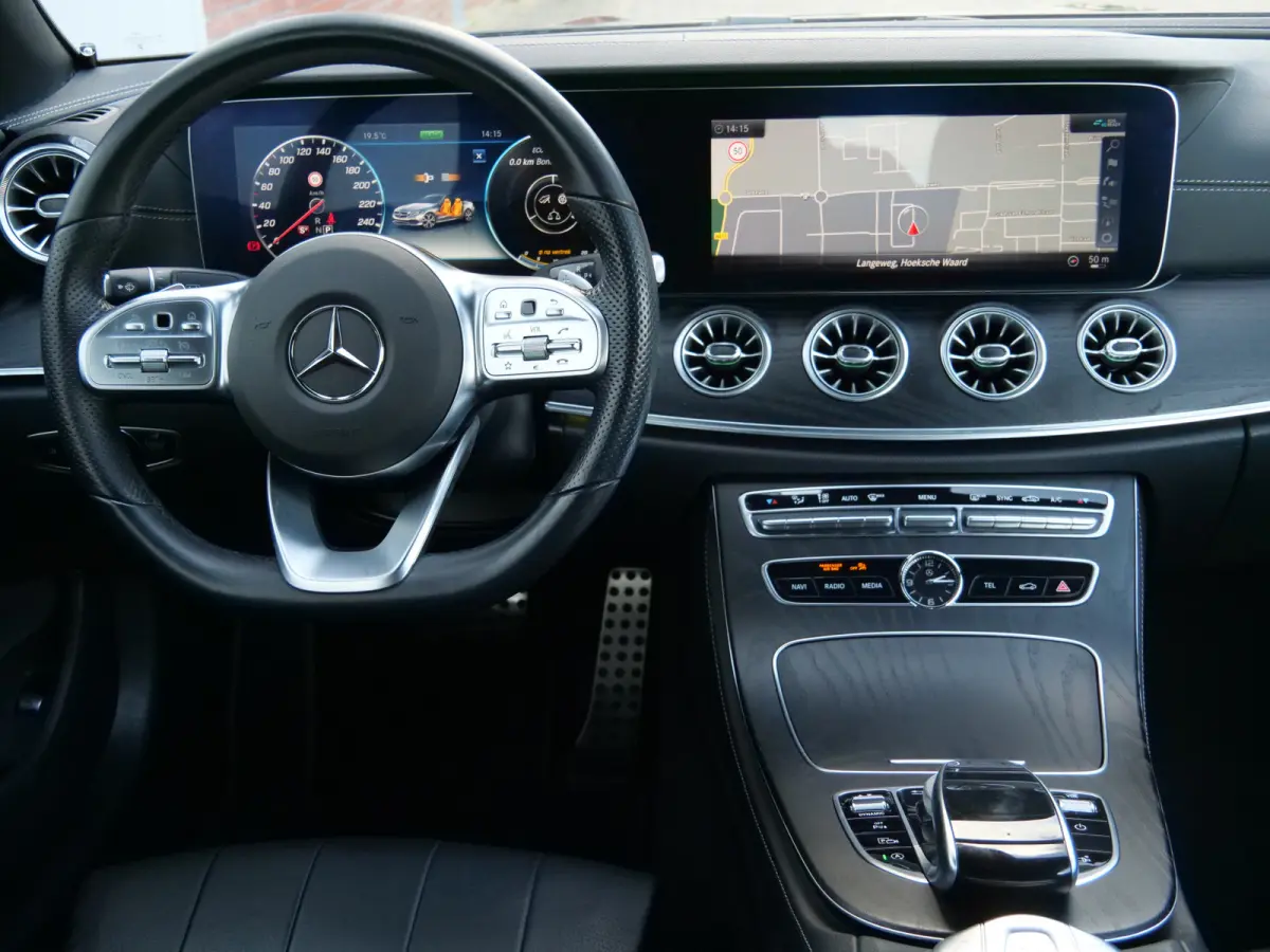 300 Sport Edition 258 Pk Automaat AMG Styling / Navi / DAB / Apple Carplay / Camera / 19 inch / Leer