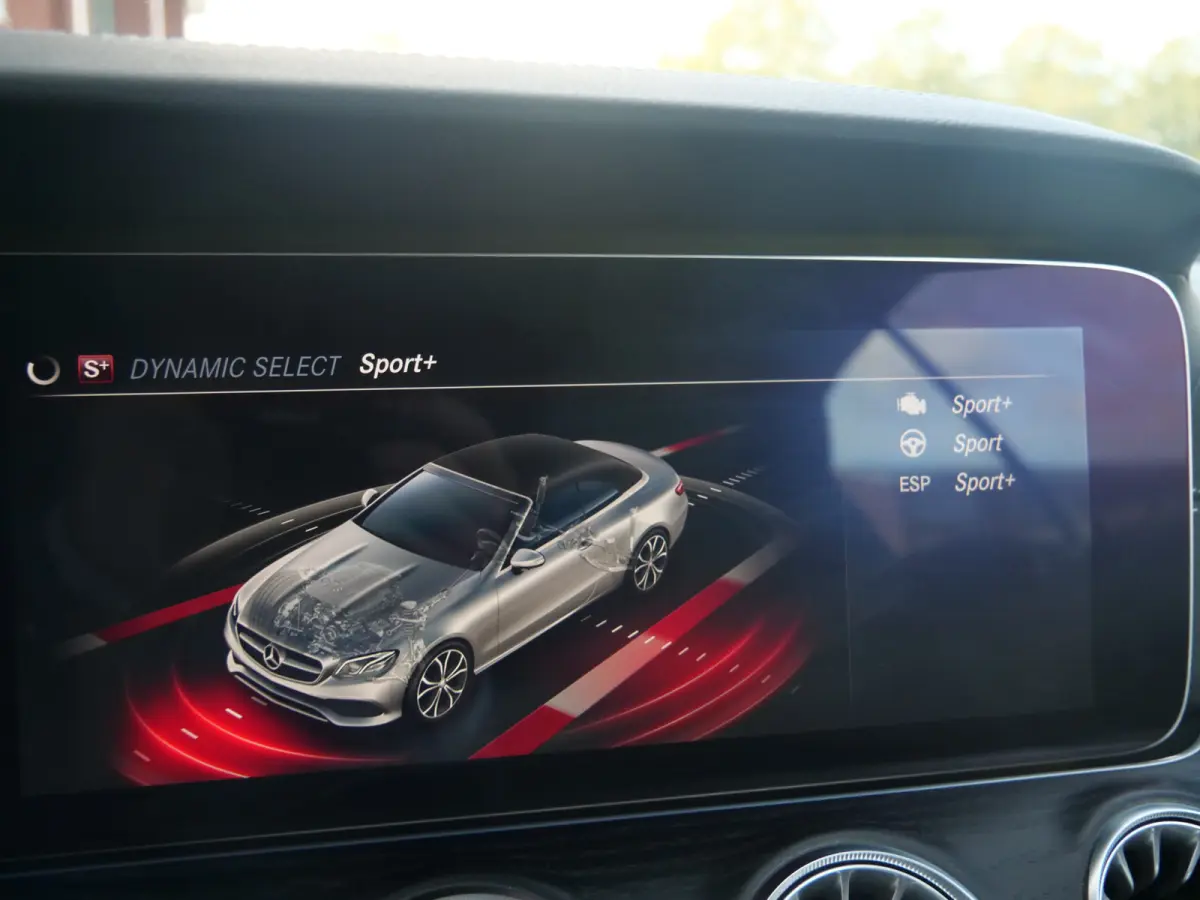 300 Sport Edition 258 Pk Automaat AMG Styling / Navi / DAB / Apple Carplay / Camera / 19 inch / Leer