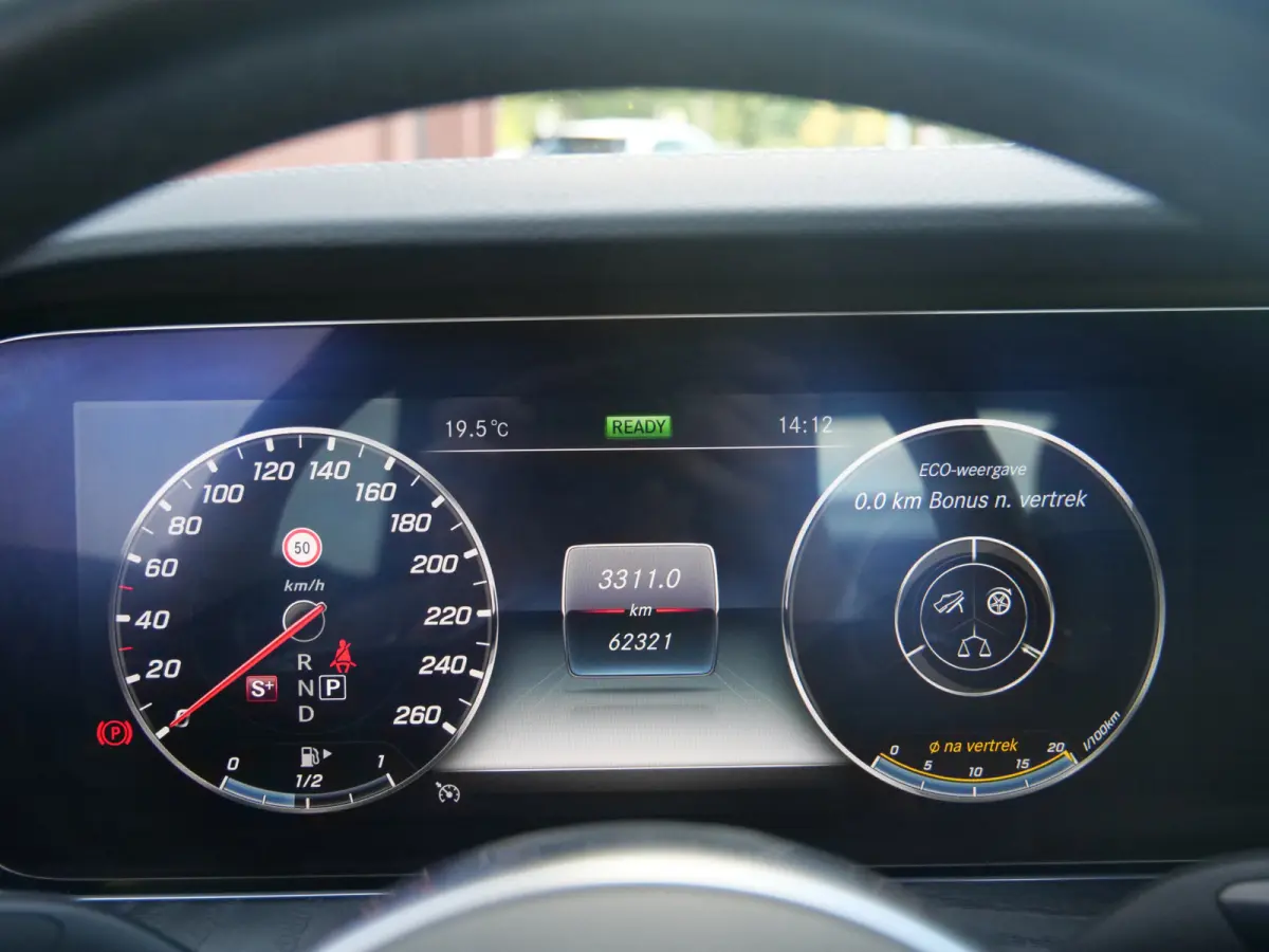 300 Sport Edition 258 Pk Automaat AMG Styling / Navi / DAB / Apple Carplay / Camera / 19 inch / Leer