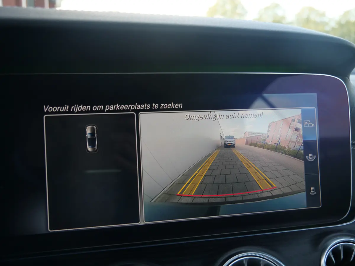 300 Sport Edition 258 Pk Automaat AMG Styling / Navi / DAB / Apple Carplay / Camera / 19 inch / Leer