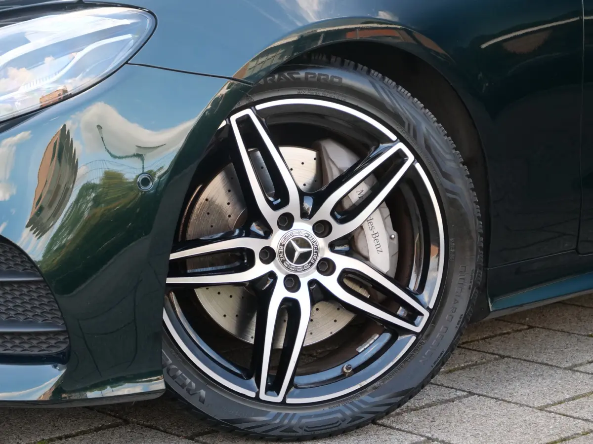 300 Sport Edition 258 Pk Automaat AMG Styling / Navi / DAB / Apple Carplay / Camera / 19 inch / Leer