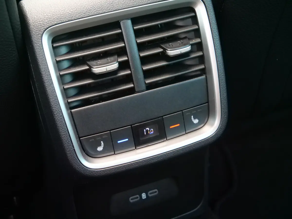 1.5 TSI MHEV Business Edition Plus 150 Pk Automaat Navi / DAB / Apple Carplay / Camera / Stoelverwarming / Pano-dak