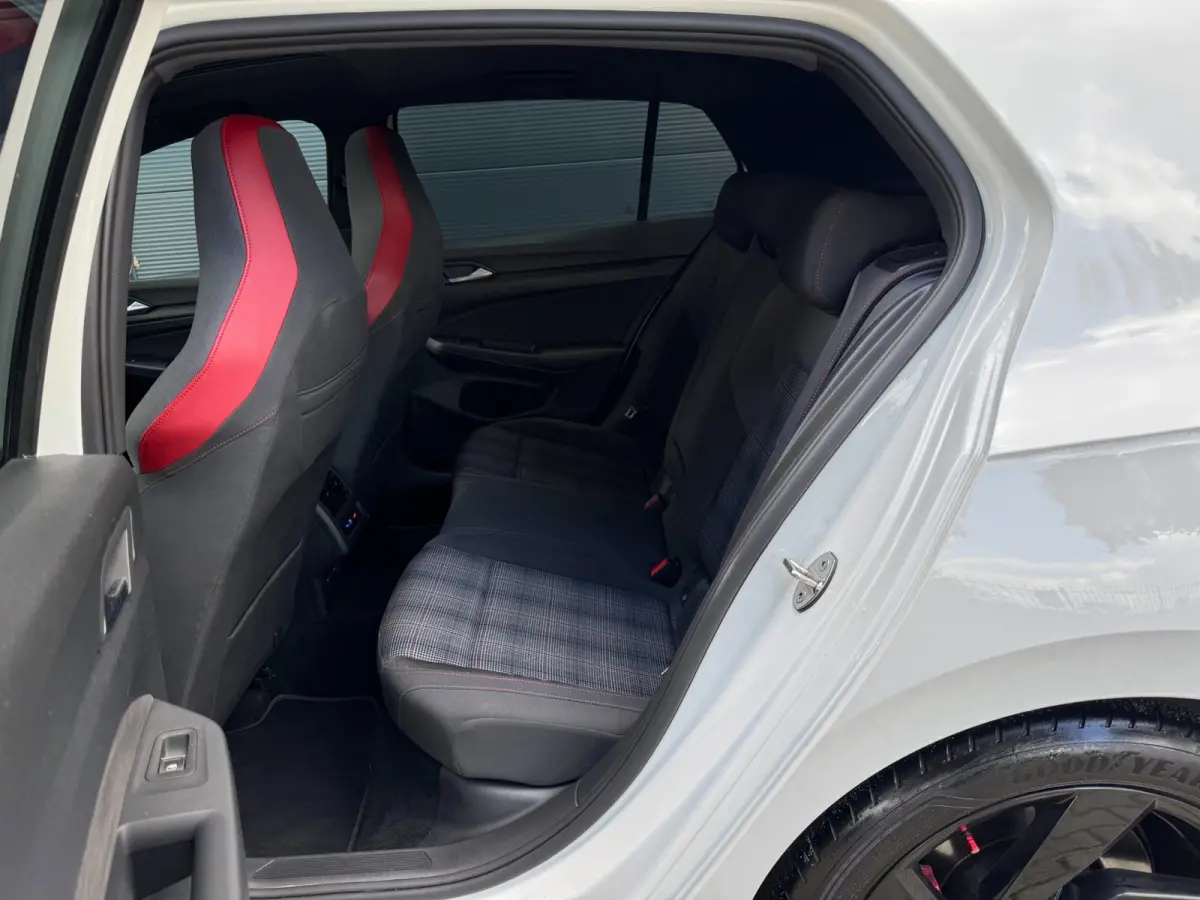 2.0 TSI GTI / PANO / SFEER / KEYLESS / CARPLAY / FLIPPERS / CLIMATE / ADAPTIEVE CRUISE / DAB+ / PRIVACY GLASS !