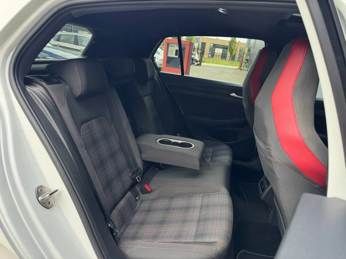 2.0 TSI GTI / PANO / SFEER / KEYLESS / CARPLAY / FLIPPERS / CLIMATE / ADAPTIEVE CRUISE / DAB+ / PRIVACY GLASS !