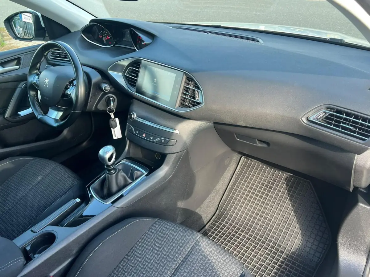 1.2 PureTech Blue Lease Executive Cruise Pano